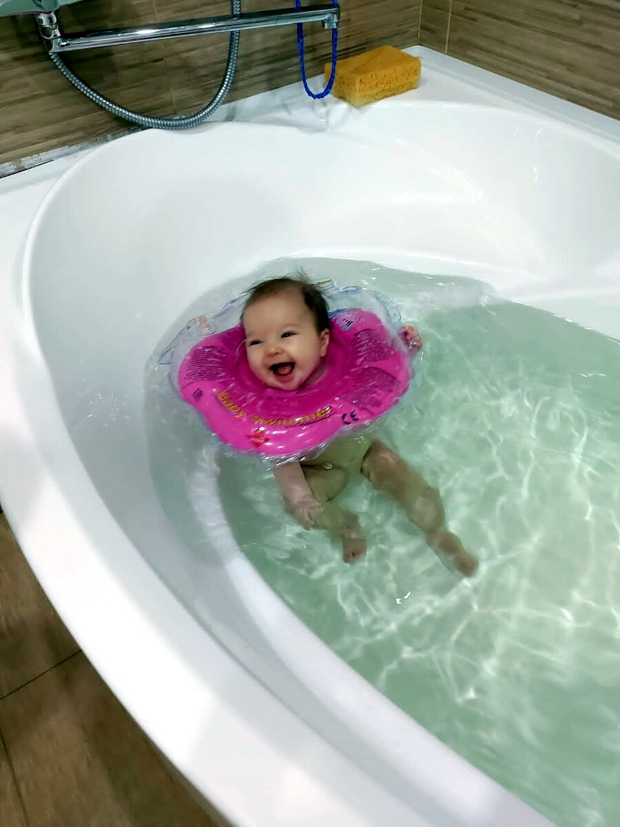 купание с кругом на шее