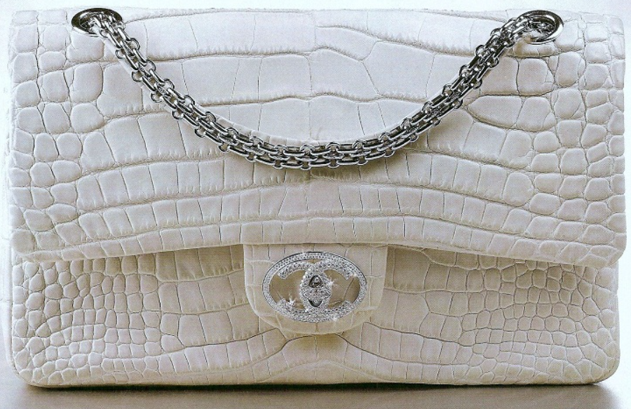 К примеру, сумочка Chanel Flap Bag из кожи аллигатора с фурнитурой из белого золота и бриллиантов (500 грамм золота и 384 бриллианта весом 3,56 карат) 