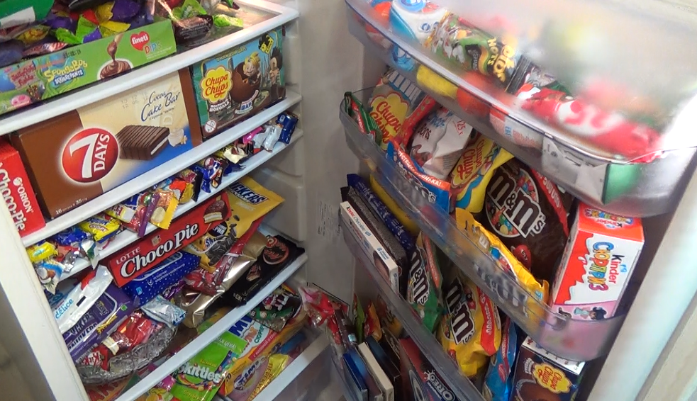 Холодильник с вкусняшками. Холодильник с вкусняшками. Полный холодильник сладостей. Автомат со сладостями. Заначка сладостей.