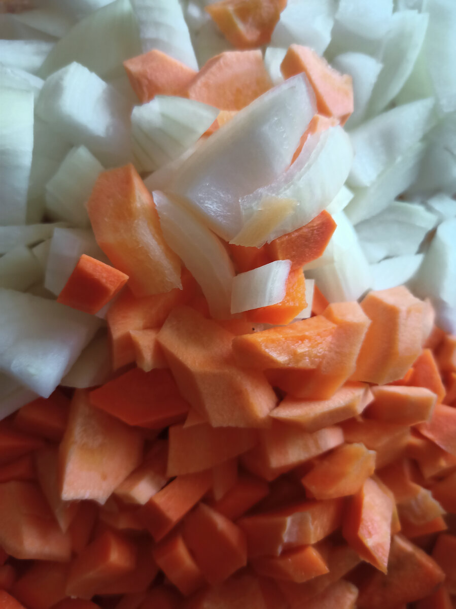 Нарезаем крупно лук и морковь