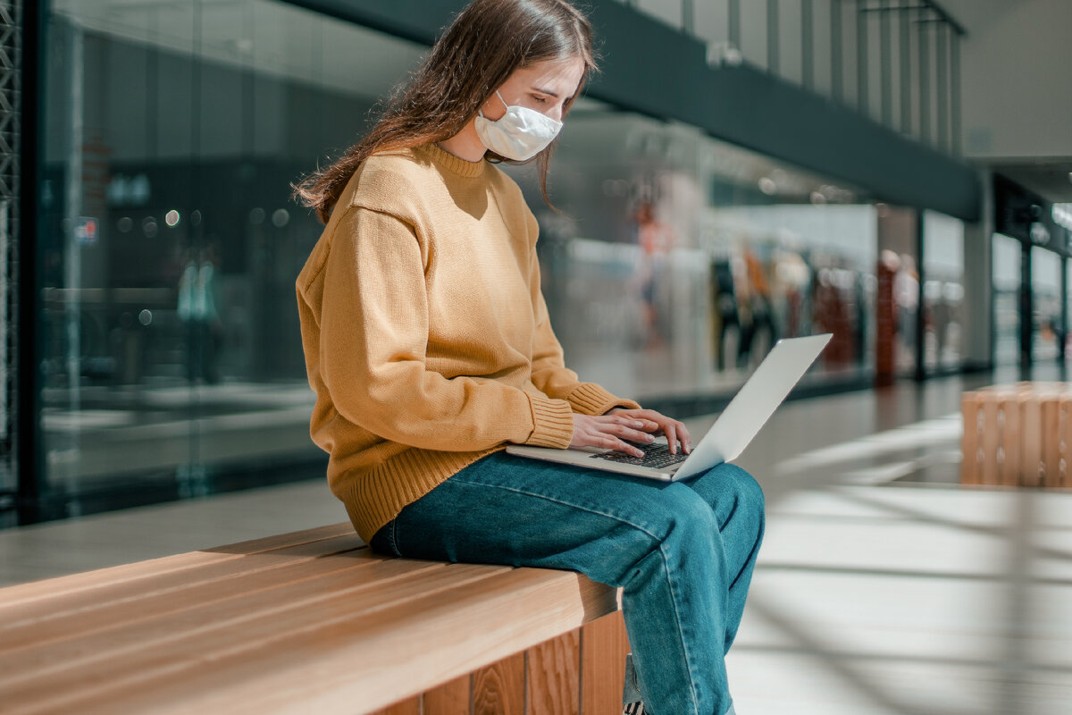 Девушка с ноутбуком.