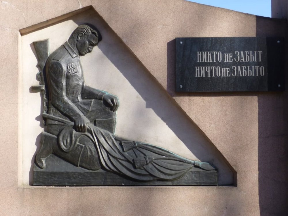 Памятный знак на входе на судостроительный завод - больше его никто не увидит. Фото: Гугл-карты )