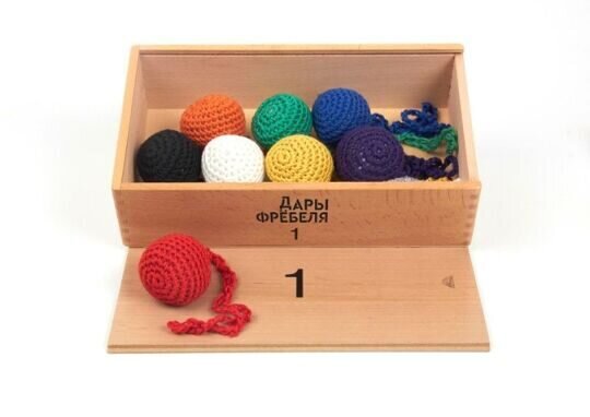 текстильные мячики, изготовленные по семи основным цветам и добавочный белый