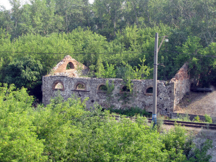 Развалины Алапаевского чугунолитейного и железоделательного завода. Памятник промышленной архитектуры начала XVIII века.

