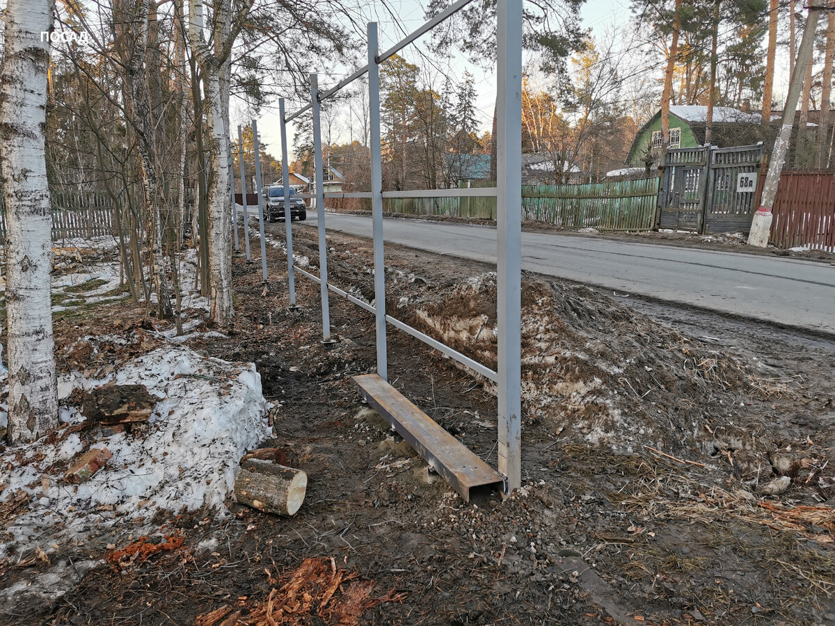 Эту часть работ выполнили в первый день: привезли железо, вкрутили сваи и поставили каркас (не весь). Оставалось навесить двое ворот, калитку и прикрепить профлист.