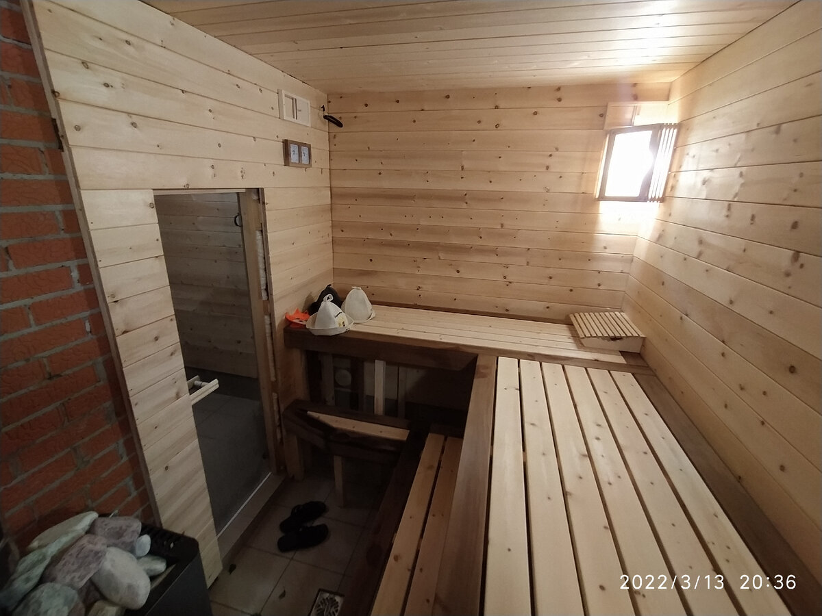 Световое пано из гималайской соли планирую разместить в левом углу парной, высотой от полога до потолка. Думаю дополнит интерьер парной очень даже здорово, придаст изюминку и доп.освещение с янтарным свечением соли. Кабель выведен, буду копить на соль)))