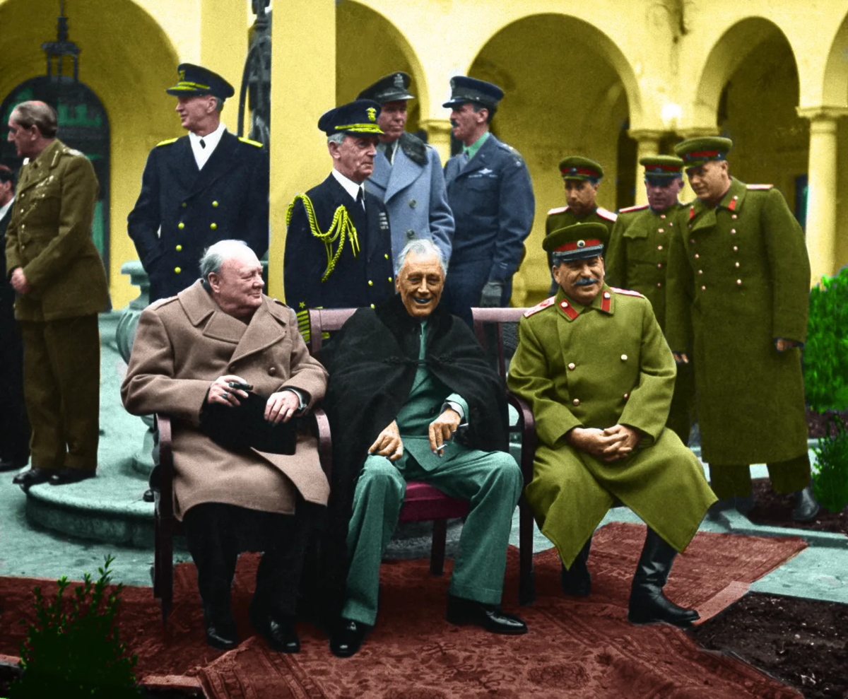 Крымская конференция 1945 участники. Сталин Черчилль и Рузвельт в Ялте. Сталин Рузвельт и Черчилль на Ялтинской конференции. Рузвельт Черчилль Сталин конференция Ялта. Черчилль Ялтинская конференция.