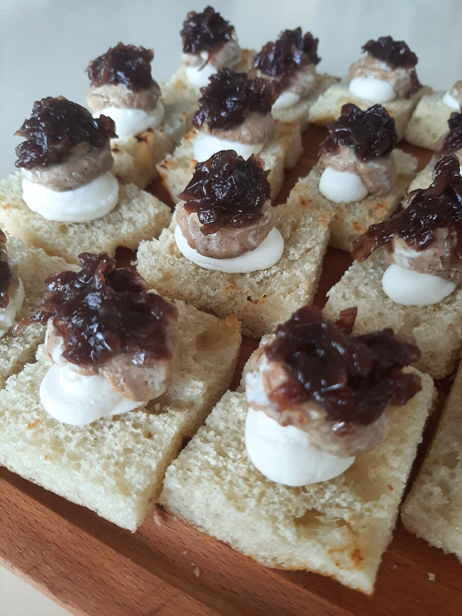 Брускетты на фокачче с паштетом, сливочным сыром и карамелизированным луком 