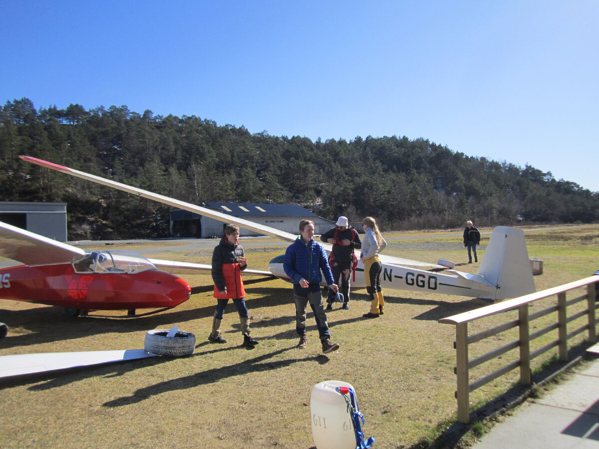 Люблю смотреть на полеты на местном аэродроме.