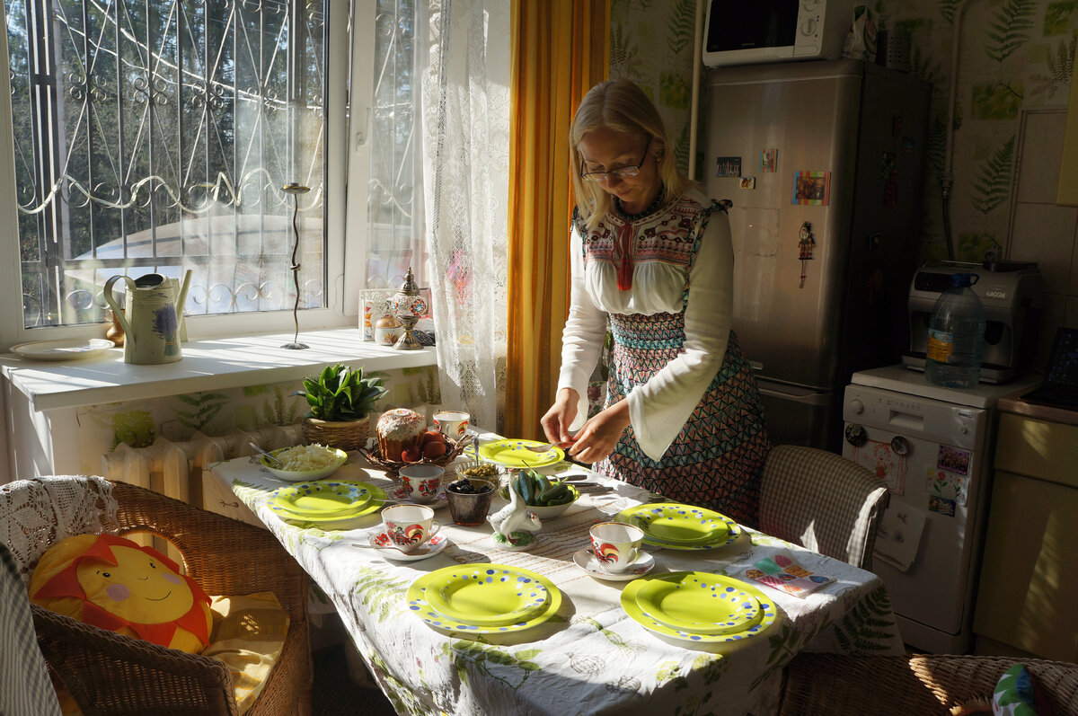 Автор блога накрывает дачный стол в прошлую Пасху. Вот, уже почти год прошел. Как много всего изменилось... 