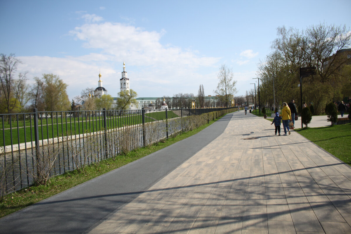 Одна из немногих велодорожек нашего города. Но она расположена в парке, где все и без неё ездят по любым дорожкам, а эта остаётся какой-то невосстребованной.