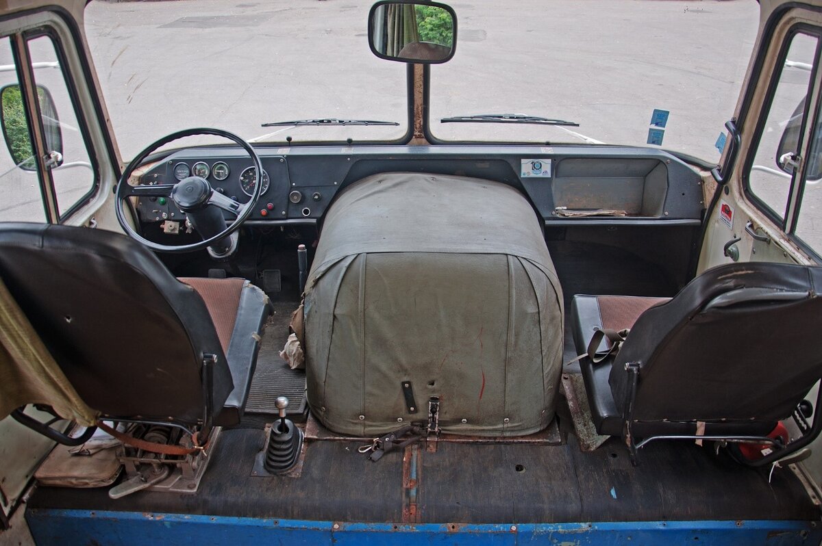 Кабина Robur LO2002. Источник фото: drive2.ru