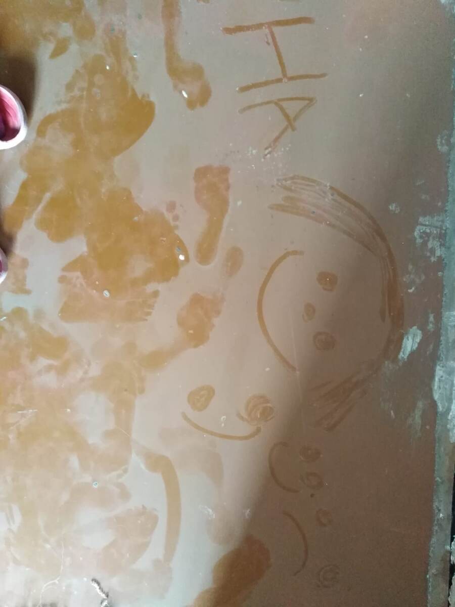 Художество младшей дочери на пыльном полу. Не могла не сфотографировать🤭