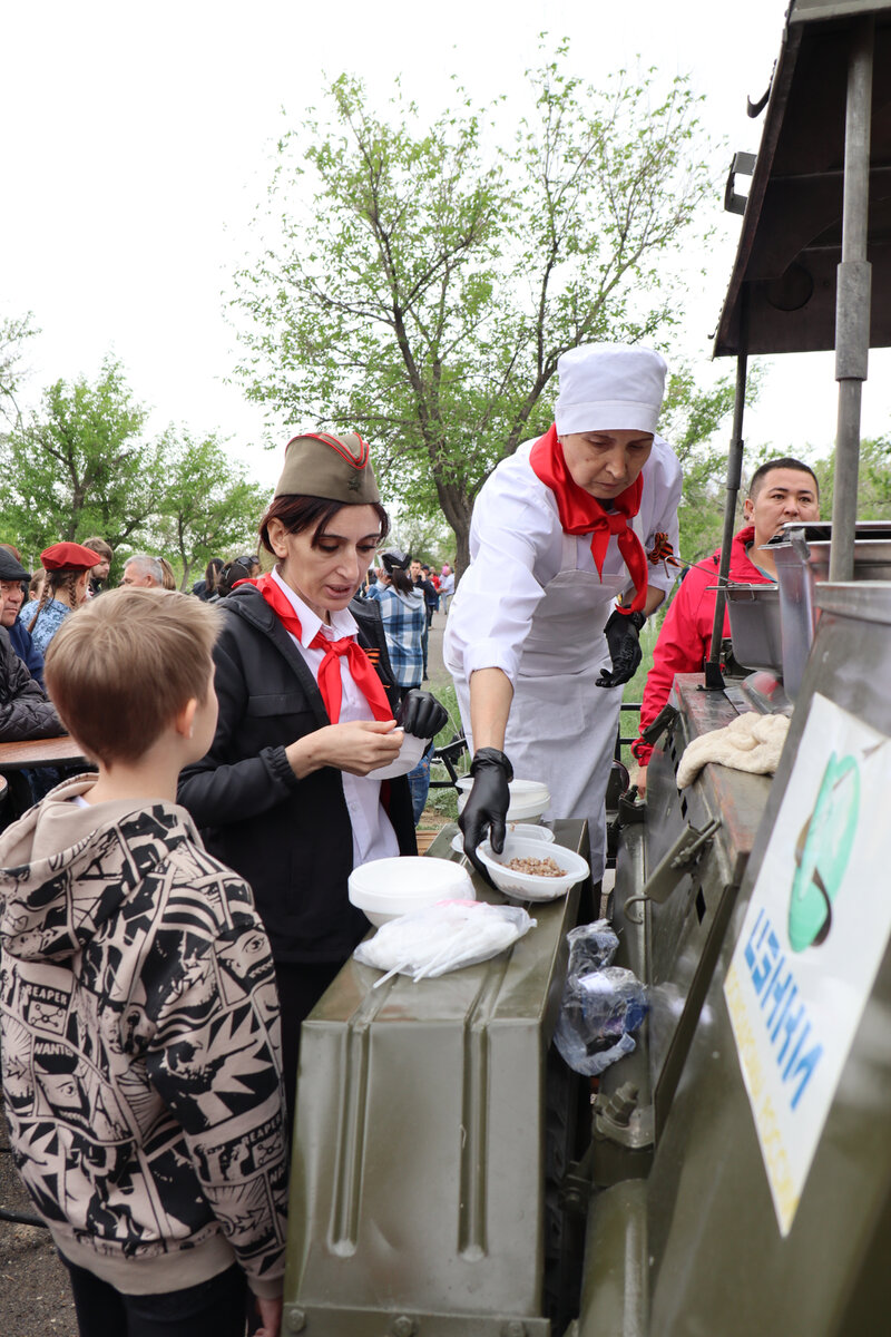 Повара едва успевали накладывать на тарелки кашу и разливать чай. 