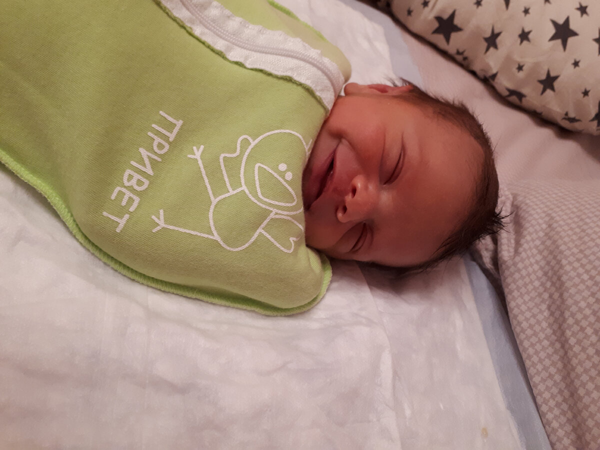 Вот такой кокон. Здесь крошке-экошке 6 дней, первая ночь дома.