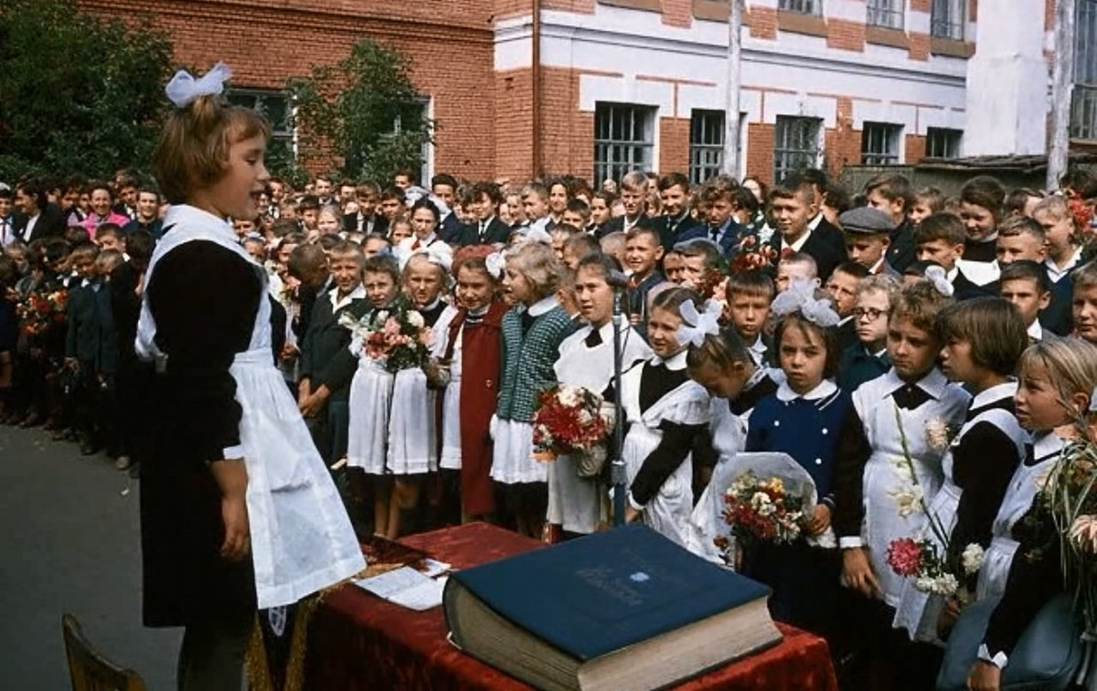 Советская школа фото. 1 Сентября в Советском Союзе. СССР Москва школа 1219. Школа СССР 1990. Школа СССР первая линейка 1 сентября.