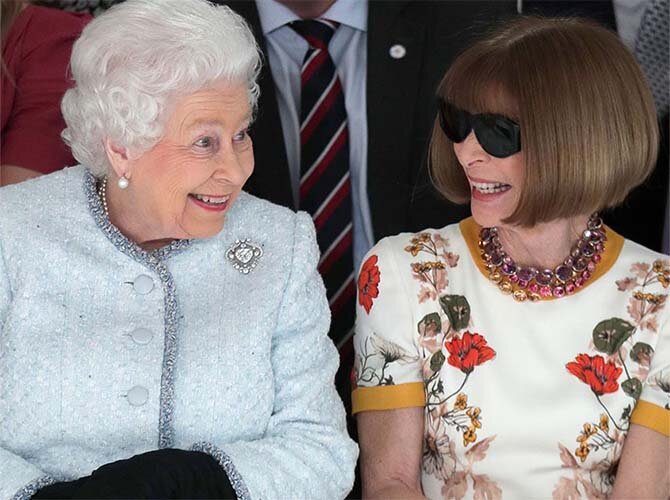 Королева Елизавета II  в броши Cullinan V рядом с главным редактором американского Vogue Анной Винтур на Лондонской неделе моды, 2018 год (фото: Getty Images)