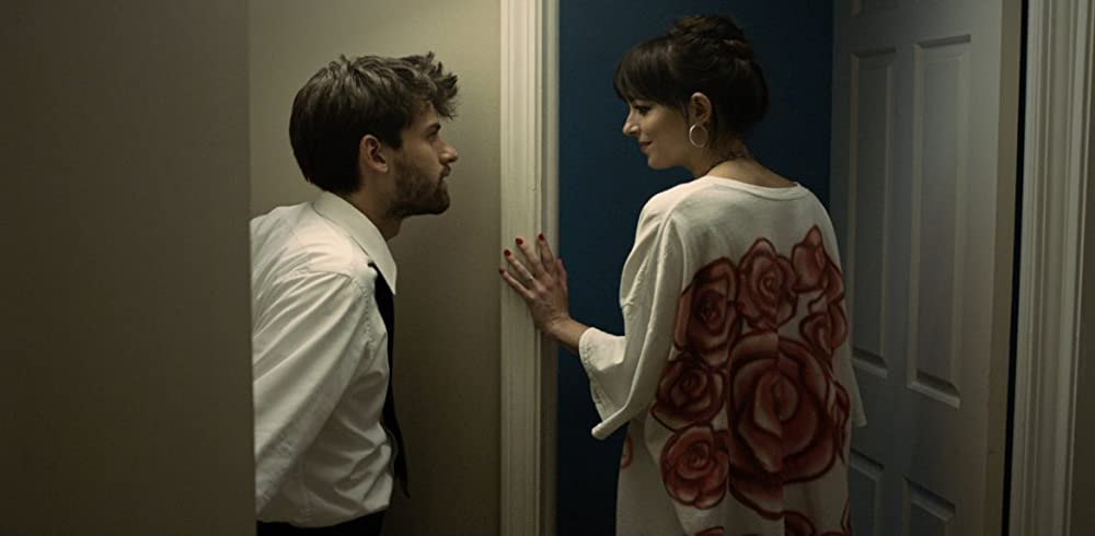 Кадр из фильма Cha Cha Real Smooth. Режиссер: Купер Рэфф. Оператор: Кристина Данлэп. Производство: Endeavor Content, Picturestart, Teatime Pictures