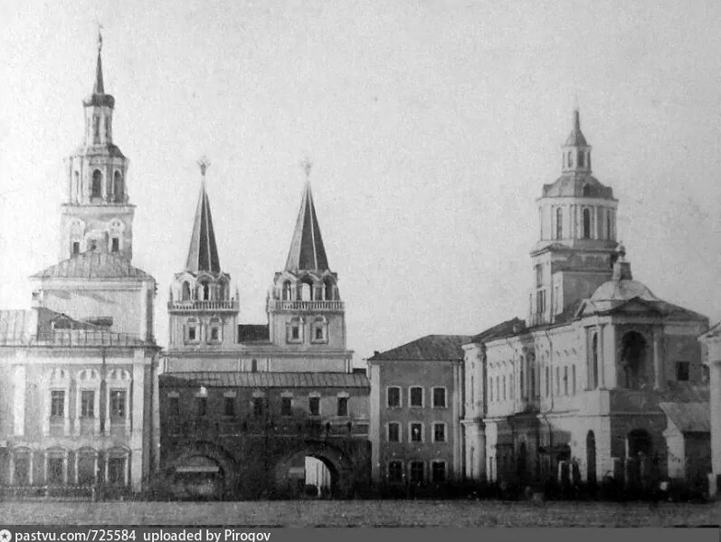 В центре Воскресенские ворота. Вид со стороны Красной площади. 1857-1860 годы.