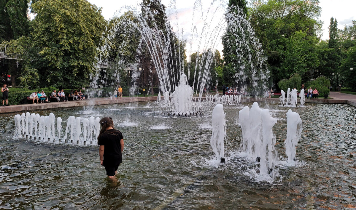Какая погода в городе воронеже. Прохладный летний день фото. Купание около Кремля. Воронеж фото города 2022. Воронежский пляж дамы