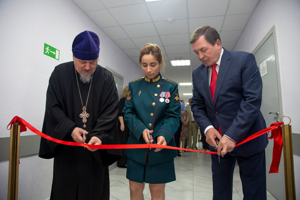 (слева направо) протоиерей Олег Кобец, выпускница медколледжа Екатерина Иванова и ректор НИУ "БелГУ" Олег Полухин.