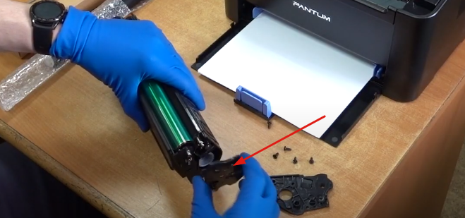 Снимаем крышку, указанную стрелкой