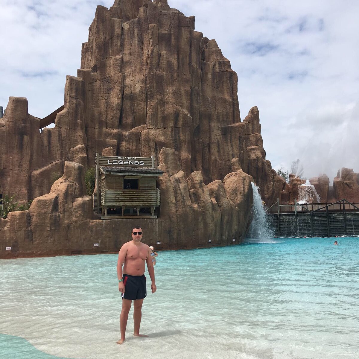 бассейн с кристально чистой водой, создающий искусственные волны. Песок белый и мелкий, привезенный с Морокко