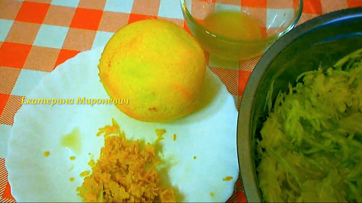 Натираю цедру лимона и апельсина. Из половинки лимона отжимаю сок. Можно взять целый лимон.