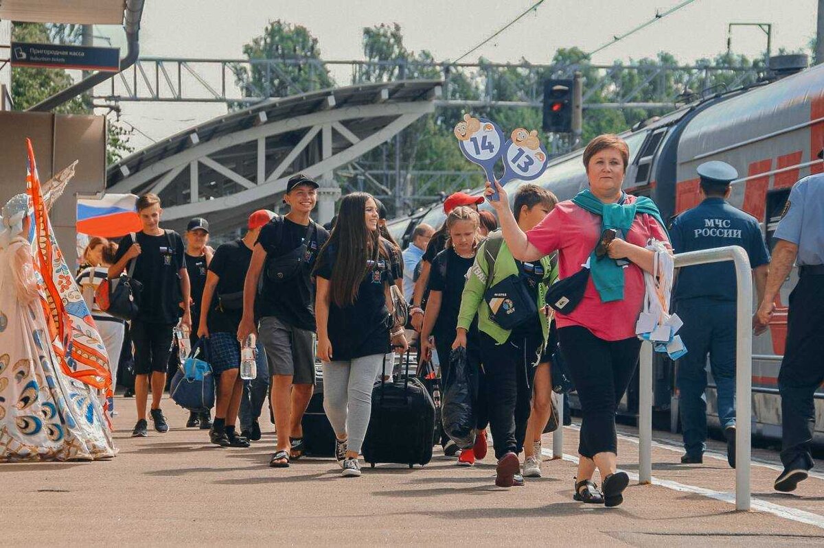 Встреча мариупольских детей на вокзале Зеленогорска