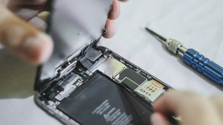 Если ваш Айфон нельзя отремонтировать, Apple присылает ему на замену новый, и таких случаев — тысячи