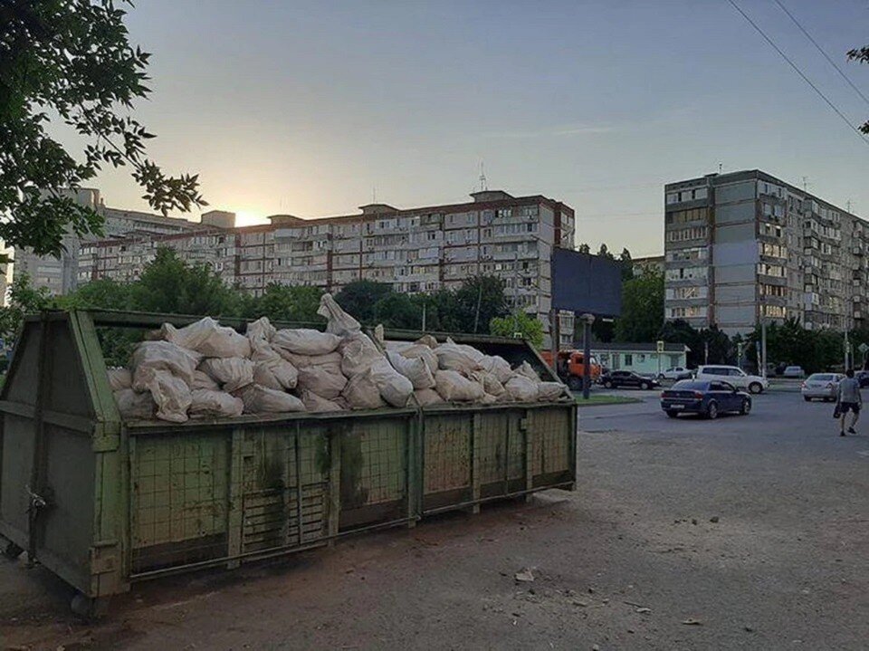     Во время рейда инспекторы обнаружили на улице Бабушкина склад строительных отходов. Фото: пресс-служба "Чистый город".