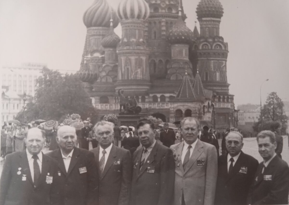 не стареют душой ветераны (из личного фотоархива Заболотских А.В. третий справа)