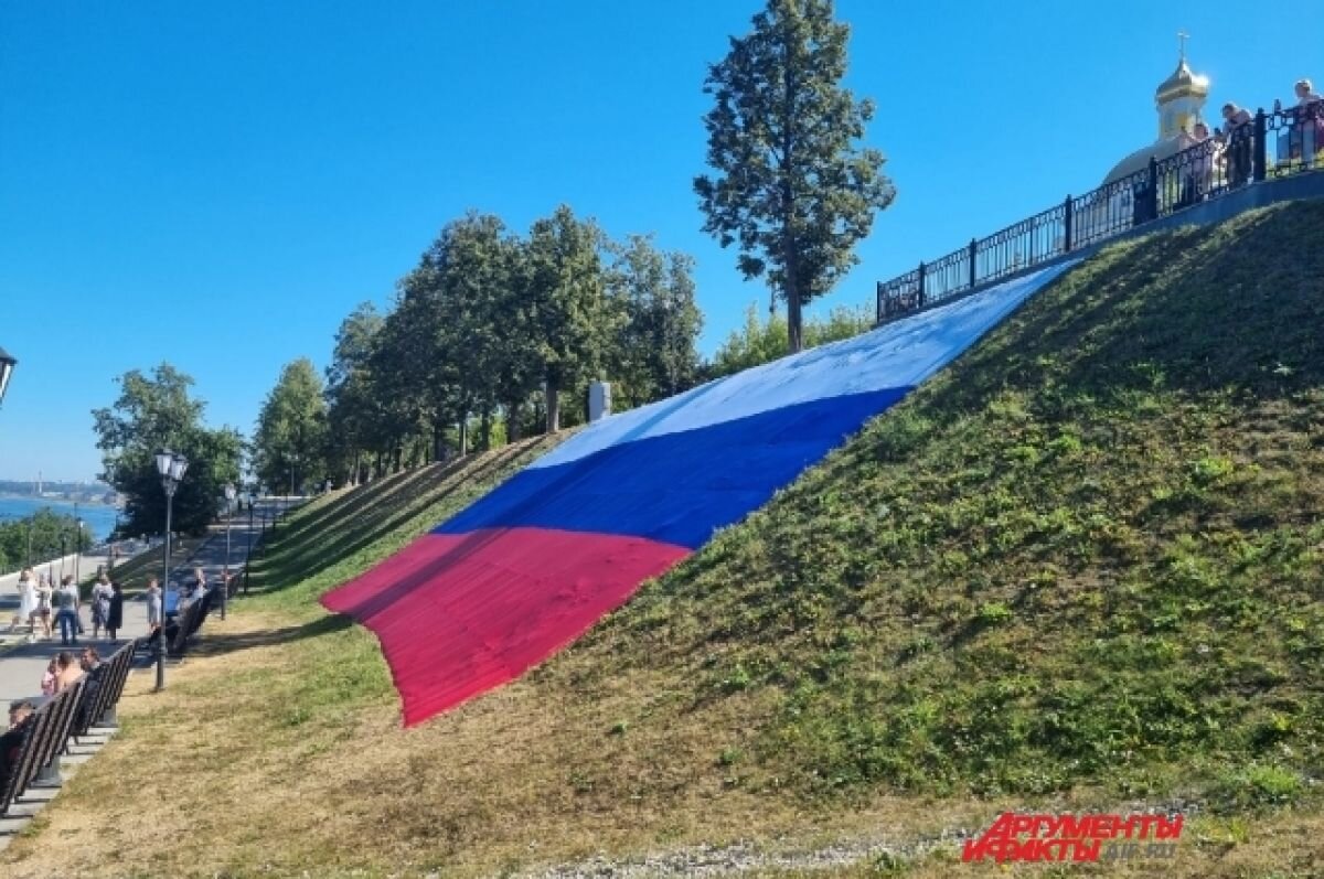    В Перми на набережной растянули 25-метровый флаг России