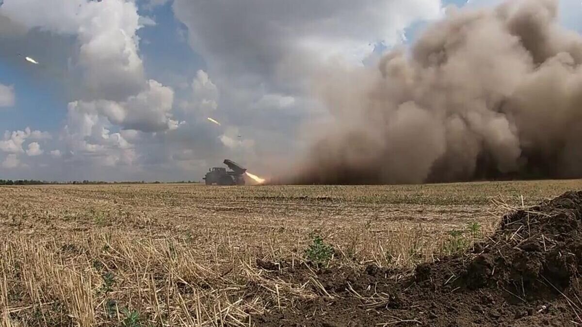    Работа расчетов РСЗО "Град" в ходе спецоперации на Украине. Скриншот видео© РИА Новости / Пресс-служба Минобороны РФ