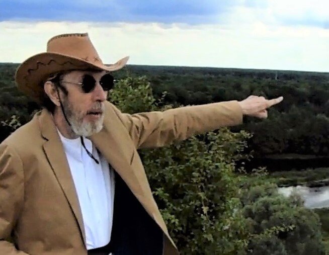  На фото же – ваш покорный слуга в Рамони, который вольно или невольно, «косит» под широко известных в США рок-музыкантов, «бородачей» группы « ZZ TOP». Длинная борода, которую я НИКОГДА не носил, к тому обязывает…. ( Здесь уместно поставить «смайлик» ) 