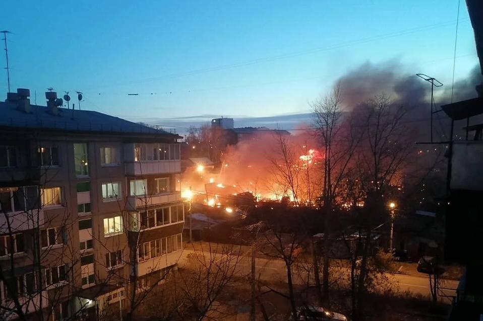    Второе крушение военного самолета за неделю: Истребитель Су-30 упал на жилой дом в Иркутске