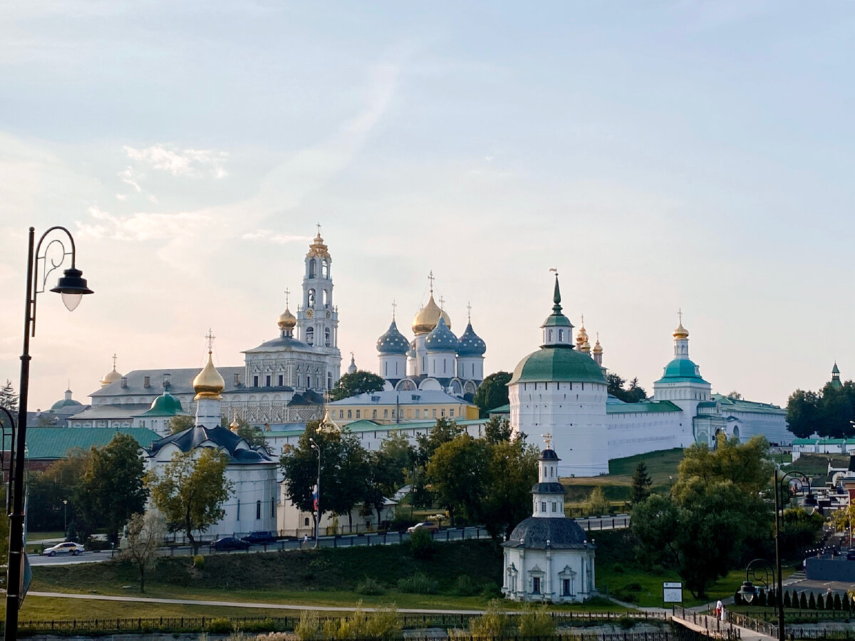 Сергиев Посад глазами художника. Мои открытия о старинном городе на  выставке Виктора Багрова в Туле | Культурные прогулки | Дзен