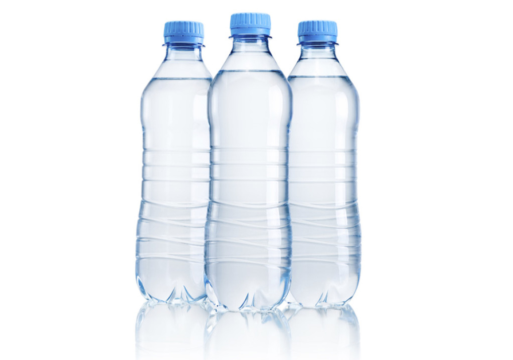 Бутылка для воды. Бутылка воды на белом фоне. Бутылка воды без этикетки. Бутылка воды на прозрачном фоне. 63 литра воды