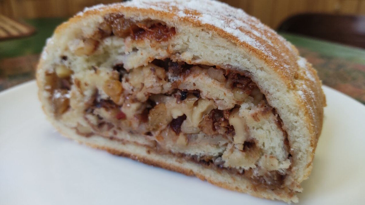 Дрожжевой рулет с орехами рецепт. Ореховый рулет. Рулет сдобный с орехами. Дрожжевой рулет с орехами рецепт. Рулеты из сдобного дрожжевого теста.