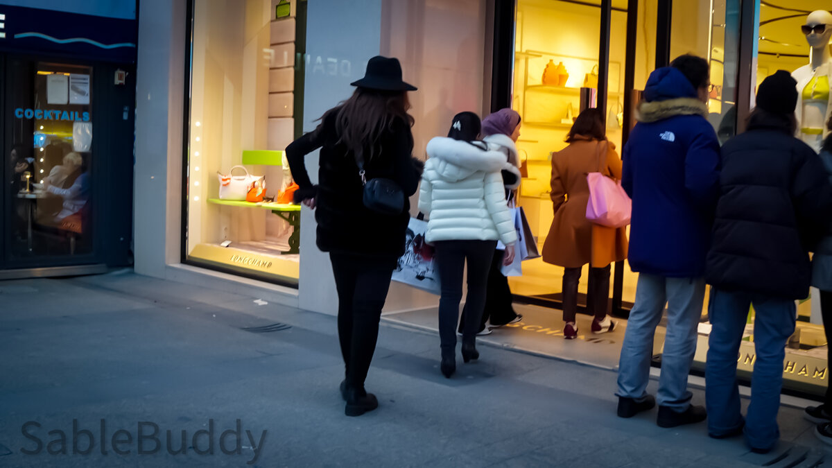 Вот еще одна девушка в шляпе