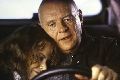 Пожилой мужчина Коулмен Силк — уважаемый профессор античной литературы и декан афинского колледжа, расположенного в штате Массачусетс, который не только стал первым евреем, который был допущен к преподаванию классики, но и декан, который значительно модернизировал программу обучения, превратив колледж в хорошее учебное заведение. Но неудачная шутка по поводу двух постоянно отсутствующих студентов, которые оказались афроамериканцами, привела к обвинению Силка в расизме. Запятнанная репутация профессора вынудила Коулмена уволиться из колледжа. Новость настолько шокировала жену Айрис, что у бедняжки случился сердечный приступ, в результате которого она скончалась.