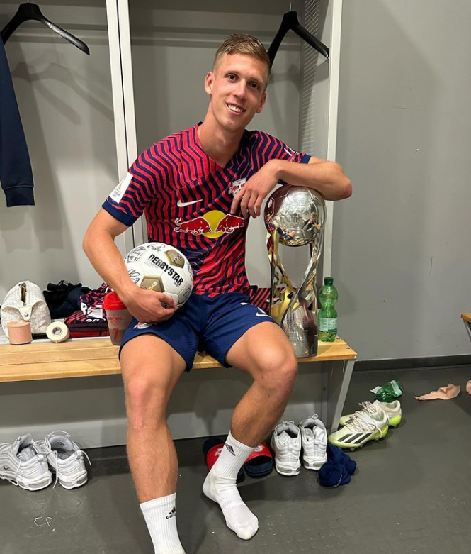 Всем привет, дамы и господа! Сенсация: Бавария проиграла РБ Лейпцигу в финале Суперкубка. Вот это да! Да еще и как проиграла со счетом 0:3, даже не забив ни одного гола, просто в сухую отлетев. Невезение? Или просто был договор? Решать уже вам. И самое интересное, что Дани Ольмо сделал хет-трик в ворота Баварии. Этот парень просто деклассировал оборону Томаса Тухеля. Первый гол забили с розыгрыша стандарта, мяч отскочил от Бенджамина Хенрихса, игрока РБ, прям под ноги Дани Ольмо, и тот реализовал момент, забив буквально задев вратаря Баварии Свена Ульрайха. Либо он не ожидал, что будет добивание, либо как обычно не показал реакции и пропустил легкий гол в свои ворота. А что касается защитников Баварии, это вообще что было? Они там в футбол вышли играть или постоять?) Ну что же, продолжим дальше. На 15 минуте у Баварцев был шанс сравнять быстрый гол и ответить таким же. Гнабри забирает мяч у полузащитника РБ Зайвальда и делает прорыв в защиту, выдает отличный пас на Матиса, и тот просто пинает во вратаря. Дальше вообще шок: на 43 минуте Вернер выдает пас на Ольмо, и тот чуть ли не упав обрабатывает мячик и просто в соло забивает 2-й гол в ворота Баварии. И уже 0:2 в первом тайме, КАРЛ! И это финал, детка! Оборона просто даже не пыталась сделать подкат или сфолить. Ну да ладно, забили и забили. Это был косяк де Лигта, который привез. Причем Ольмо пробил между ног Ульрайха - это было унижение. Затем команды уходят на перерыв, и во 2-м тайме казалось бы Баварцы еще могли вернуться в игру и хотя бы сравнять или попытаться что-то сделать. Но нет - они привозят пенальти в свои ворота. И догадываетесь, что Ольмо сделал? Верно - забил его! Ульрайх летел верно, но не хватило скорости, и вот уже 0:3 - команда просто загнала в тильт и поставила крест этим голом. Дальше уже понимаете, что было - они просто сдались. Причем чуть 0:4 не привезли на 87 минуте: Беньямин Шешко вышел 1 на 1 с вратарем и не забил - Ульрайх сейванул рукой. Ну хоть что-то! На этом матч закончился. Бенжамен Павар получил желтую карточку вместе с Дайо Упамекано. Также Ольмо выдали желтую. По статистике Бавария показала xG 1.45, РБ показали 1.93. По ударам в створ Бавария пробила 5 раз, и РБ - 5. Владение у Баварии было 66% против 34% у РБ, 9 угловых Баварии против 6 РБ. Что касается букмекерских линий, Бавария была фаворитом на победу с коэффициентом 1.52, а на РБ букмекеры выдавали 5.15 - и они это сделали! Ужасный матч показала Бавария. Думаю, Тухелю нужно подумать, как он будет играть новый сезон Бундеслиги. Напомню, что первая игра пройдет 18 числа против Вердера на выезде сыграет Бавария! По итогу полузащитник Дани Ольмо на индивидуальном скилле смог реализовать 3 гола и показал, что не зря играет за сборную Испании. Парню 25 лет - пришел в 2020 году с хорватского клуба Динамо Загреб.