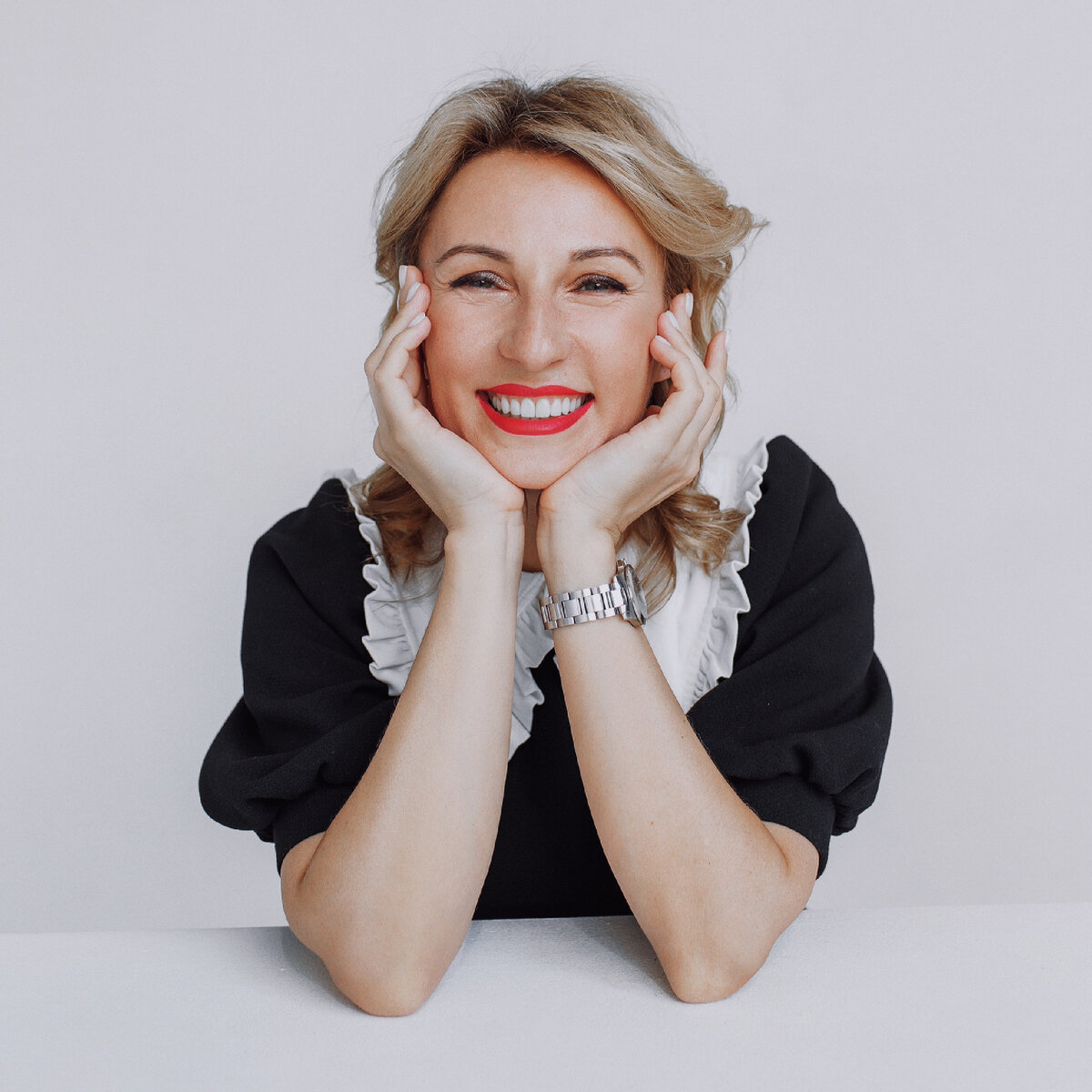 Александра Паньшина — дизайнер, основатель бюро дизайна особенных интерьеров для жизни и инвестиций Holly Design, автор курсов, спикер.