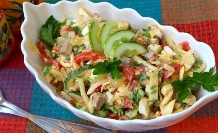 Можно делать с разным мясом и конечно куриное легче и стоит дешевле, но я рекомендую сделать такой салат именно с отварной говядиной. Фото: m.ok.ru