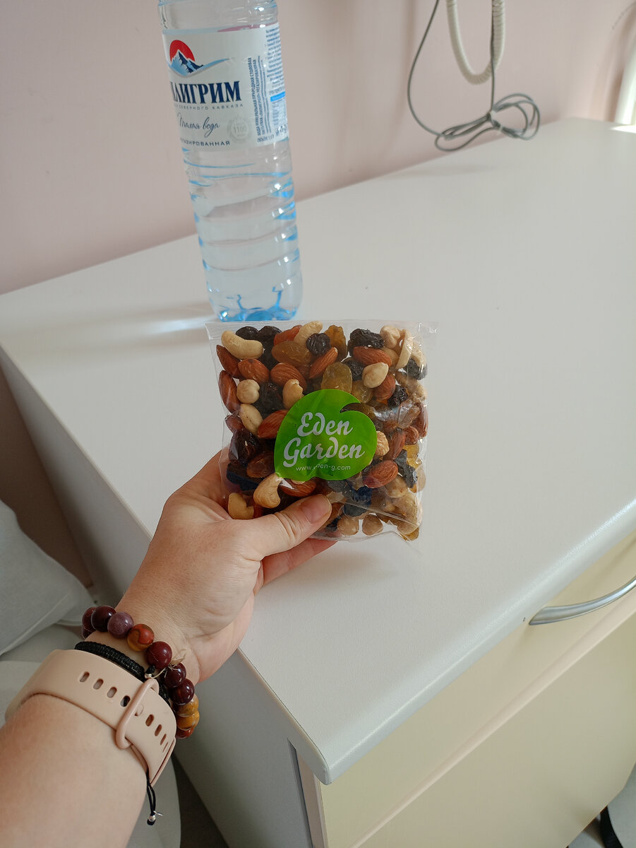 Первым делом, как застелила кровать и рассположилась, решила перекусить. 