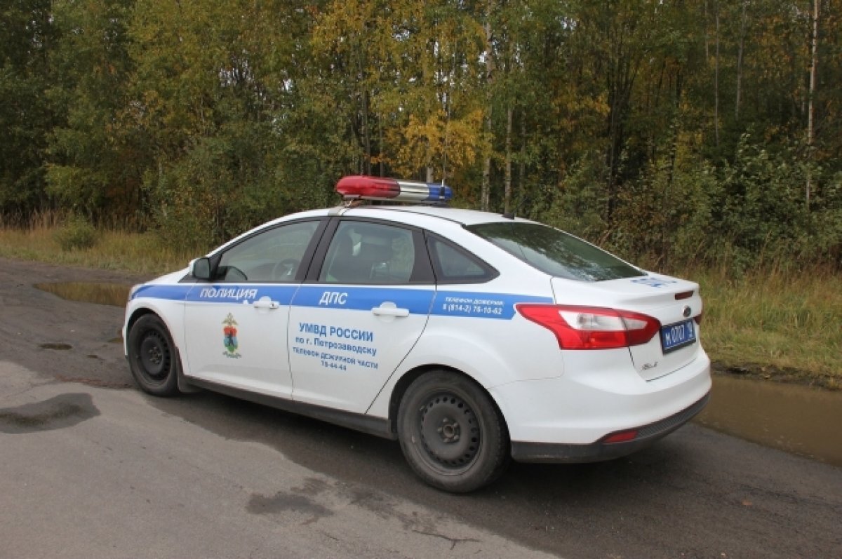    Автомобилист в Петербурге протаранил ограждения и врезался в часовню