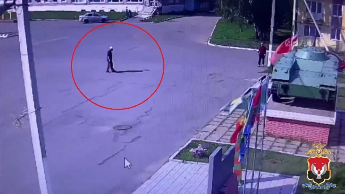     В Малопургинском районе Удмуртии полицейские смогли отыскать пропавшего пенсионера и доставить его в больницу. Это произошло после того, как в ОМВД России «Малопургинский» поступило сообщение от жительницы района о пропаже ее дедушки, 85-летнего мужчины.