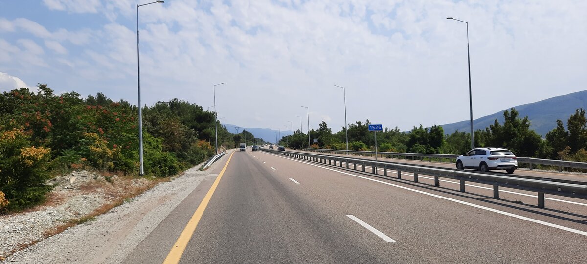 Сухумское шоссе, едем в Кабардинку. Фото автора.