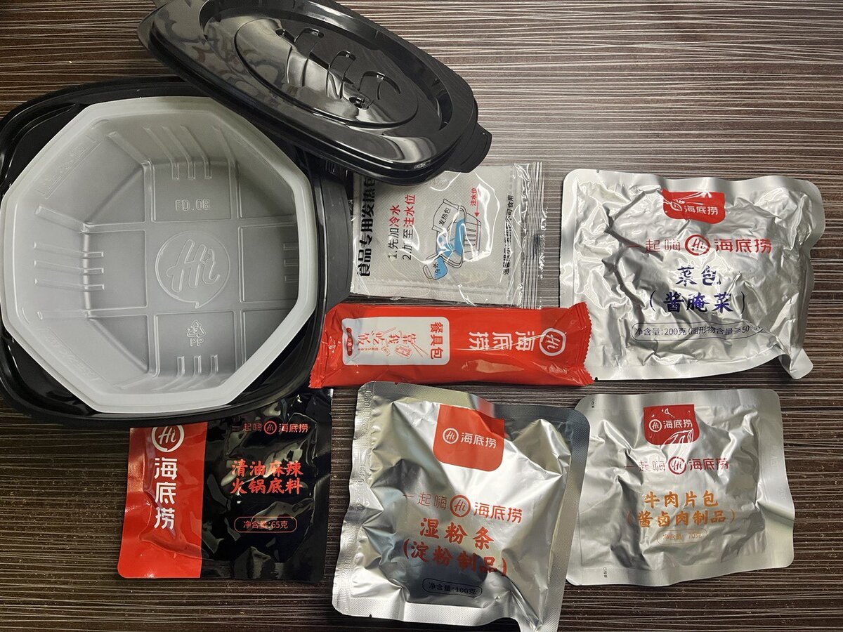 Достаем все пакетики из контейнера.