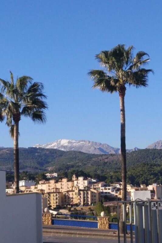 Бенидорм — туристический город с кучей небоскребов. Очень шумный и живой. С одной стороны — километровые пляжи, с другой — горный хребет. Я живу в 10 минутах от города